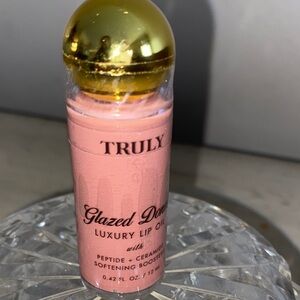 New Truly Glazed Doughnut 🍩 Lip Oil, 0.42 Fl oz.
Natural Look, Luxury Lip Oil